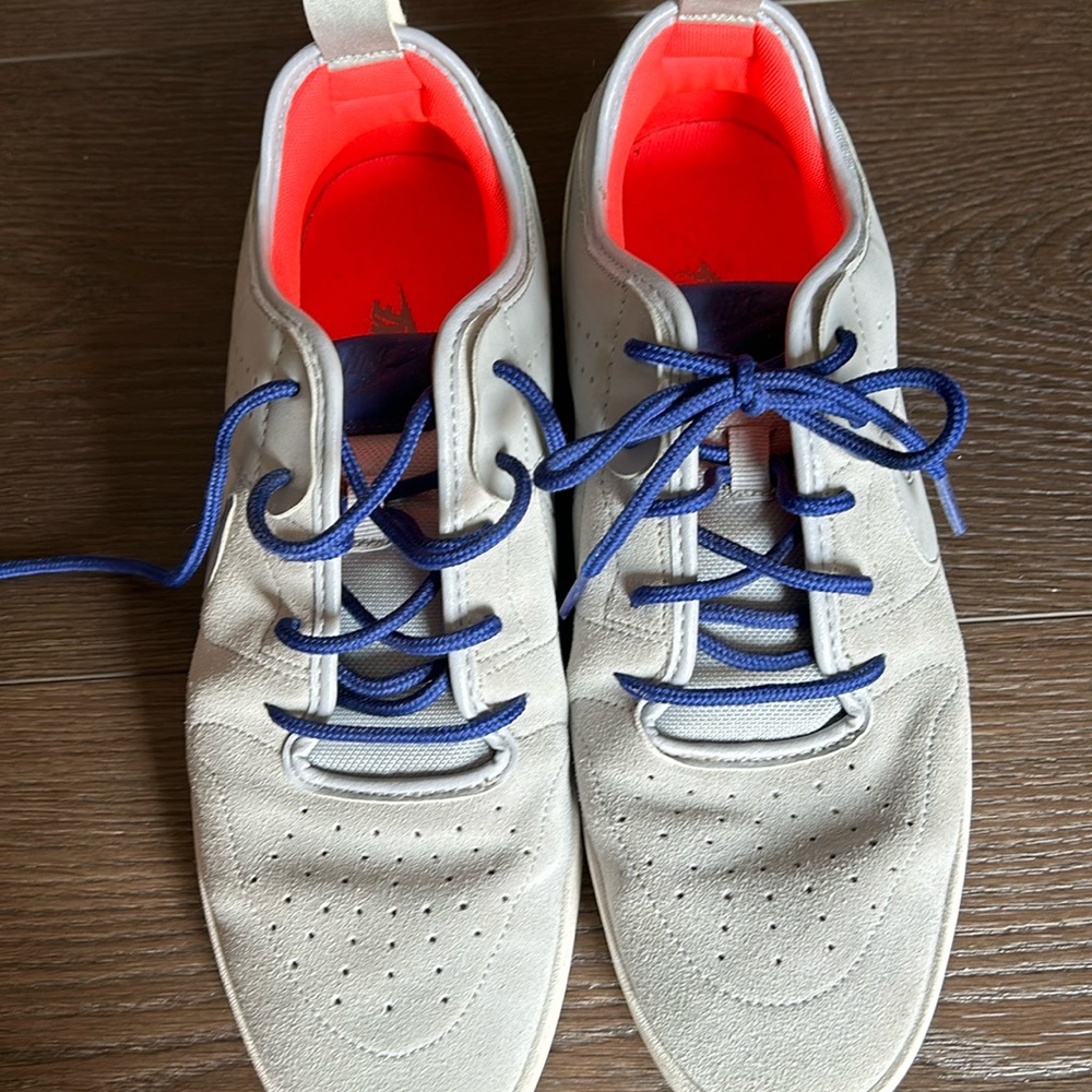 Nike men’s tennis shoe, size 9.5.  Used, but good shape.
